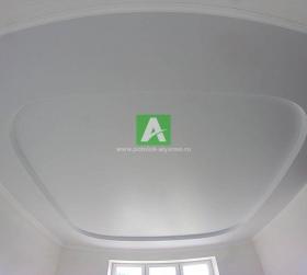 Пример установки матового натяжного потолка в комнате